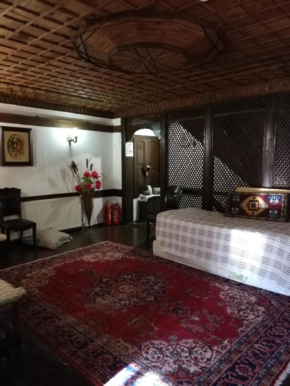 图尔古特雷斯考纳科酒店 萨夫兰博卢 外观 照片